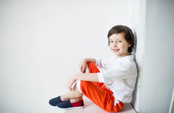 moda dziecięca - chłopczyk w spodniach i bluzce