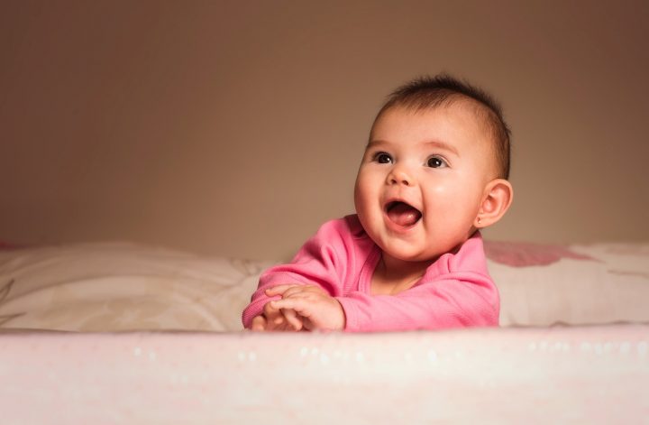 niemowlak w kolorowej piżamce