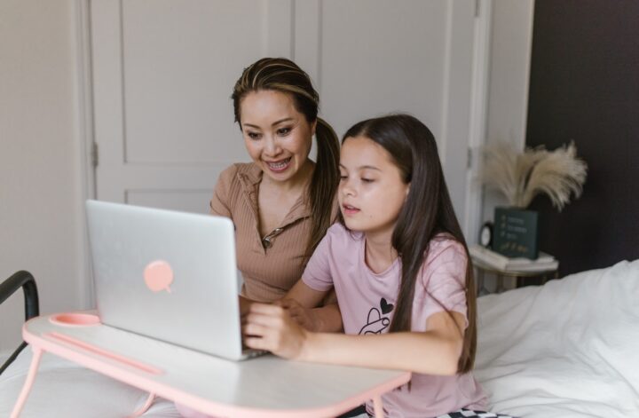 dziewczynka z mamą przed laptopem